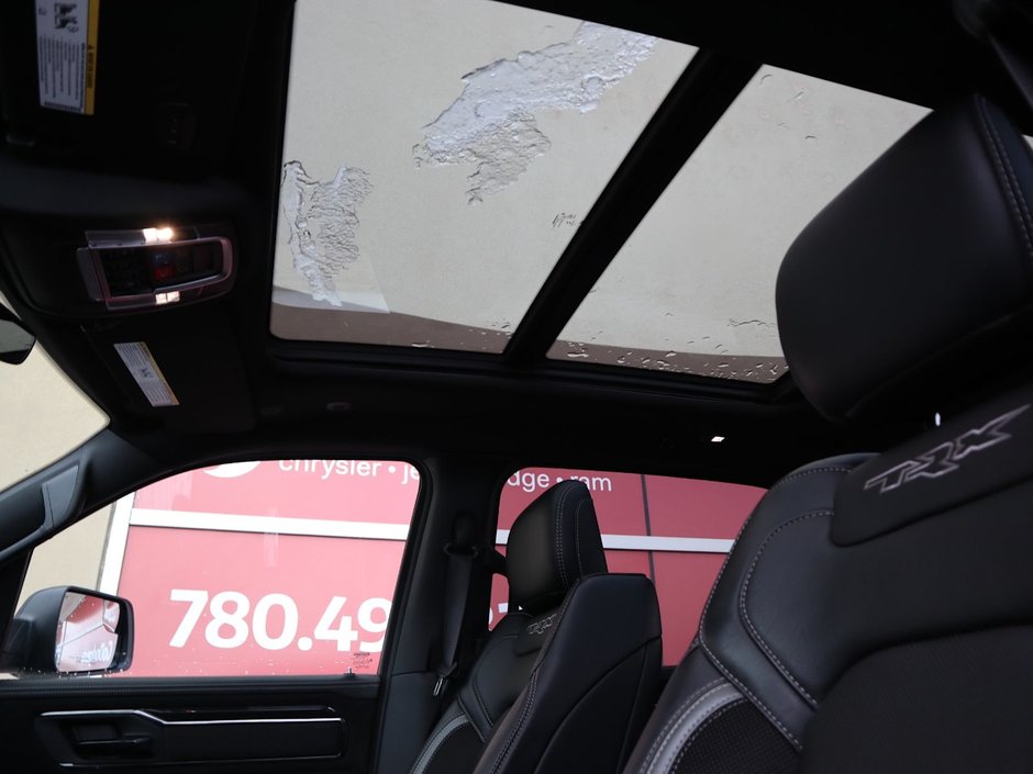 2022 Ram 1500 TRX IN DIAMOND BLACK EQUIPPED WITH A 6.2L SUPERCHARGED V8 , 4X4 , 8SPD TF AUTO , PANORAMIC SUNROOF , TRX LVL 1 , LOCKING REAR AX-20