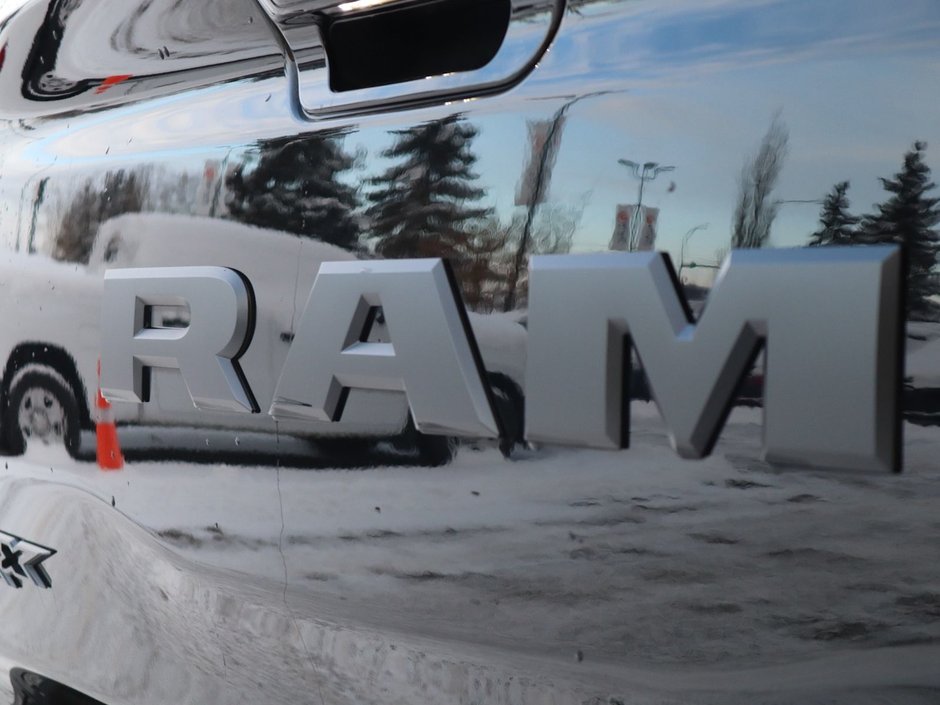 2022 Ram 1500 TRX IN DIAMOND BLACK EQUIPPED WITH A 6.2L SUPERCHARGED V8 , 4X4 , 8SPD TF AUTO , PANORAMIC SUNROOF , TRX LVL 1 , LOCKING REAR AX-13