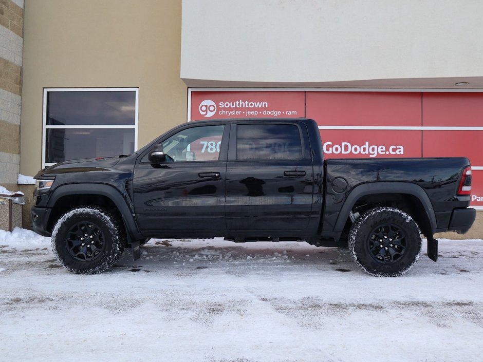 2022 Ram 1500 TRX IN DIAMOND BLACK EQUIPPED WITH A 6.2L SUPERCHARGED V8 , 4X4 , 8SPD TF AUTO , PANORAMIC SUNROOF , TRX LVL 1 , LOCKING REAR AX-6