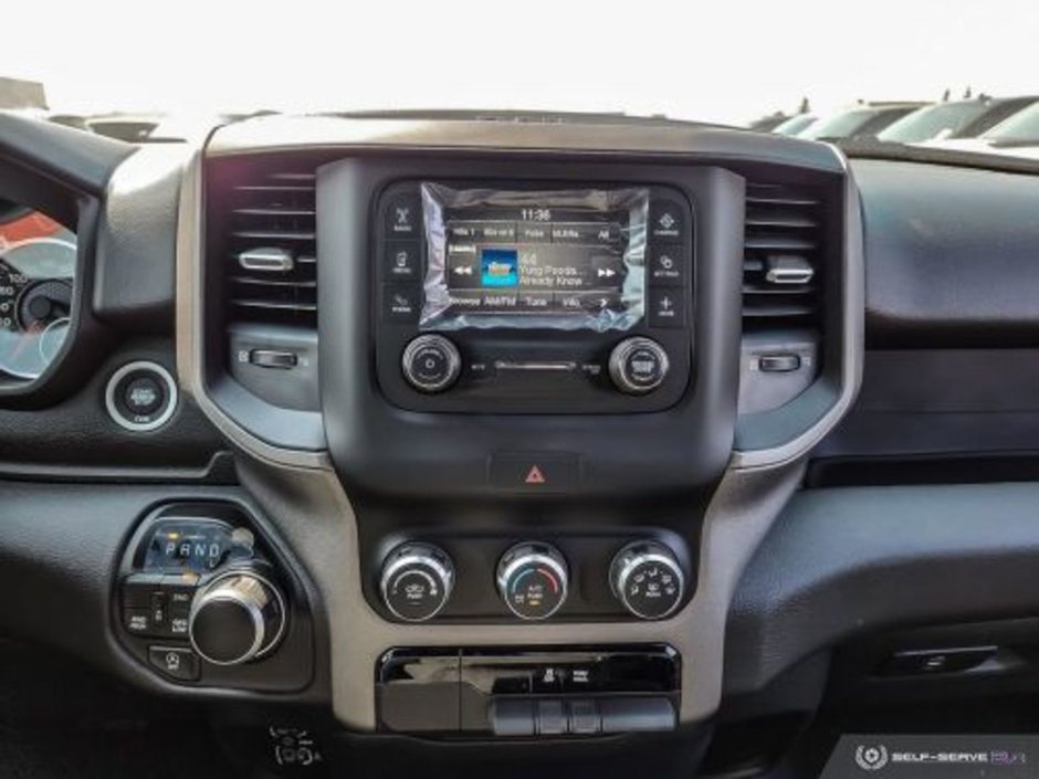 2023 Ram 1500 TRADESMAN IN BRIGHT WHITE EQUIPPED WITH A 5.7L HEMI V8 W/ETORQUE , 4X4 , 8SPD AUTO , TRADESMAN LVL 1 , 3.92 REAR AXLE RATIO , AN-17