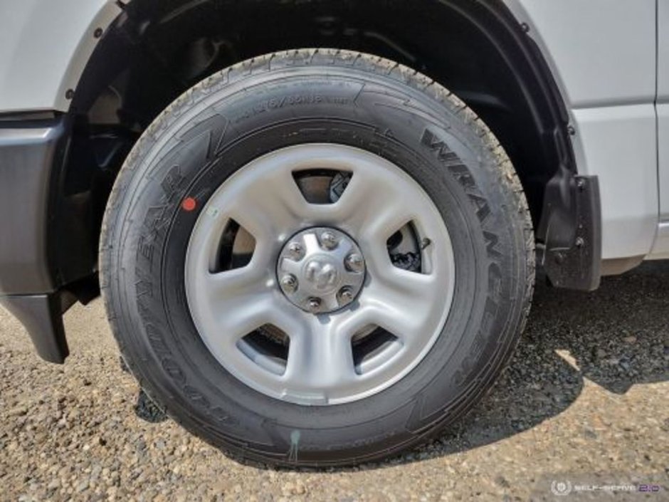 2023 Ram 1500 TRADESMAN IN BRIGHT WHITE EQUIPPED WITH A 5.7L HEMI V8 W/ETORQUE , 4X4 , 8SPD AUTO , TRADESMAN LVL 1 , 3.92 REAR AXLE RATIO , AN-8