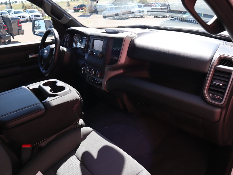 2023 Ram 1500 TRADESMAN IN BRIGHT WHITE EQUIPPED WITH A 5.7L HEMI V8 , 4X4 , 8SPD AUTO , CLASS IV HITCH RECEIVER , ANTI SPIN DIFF , 3.92 REAR-19