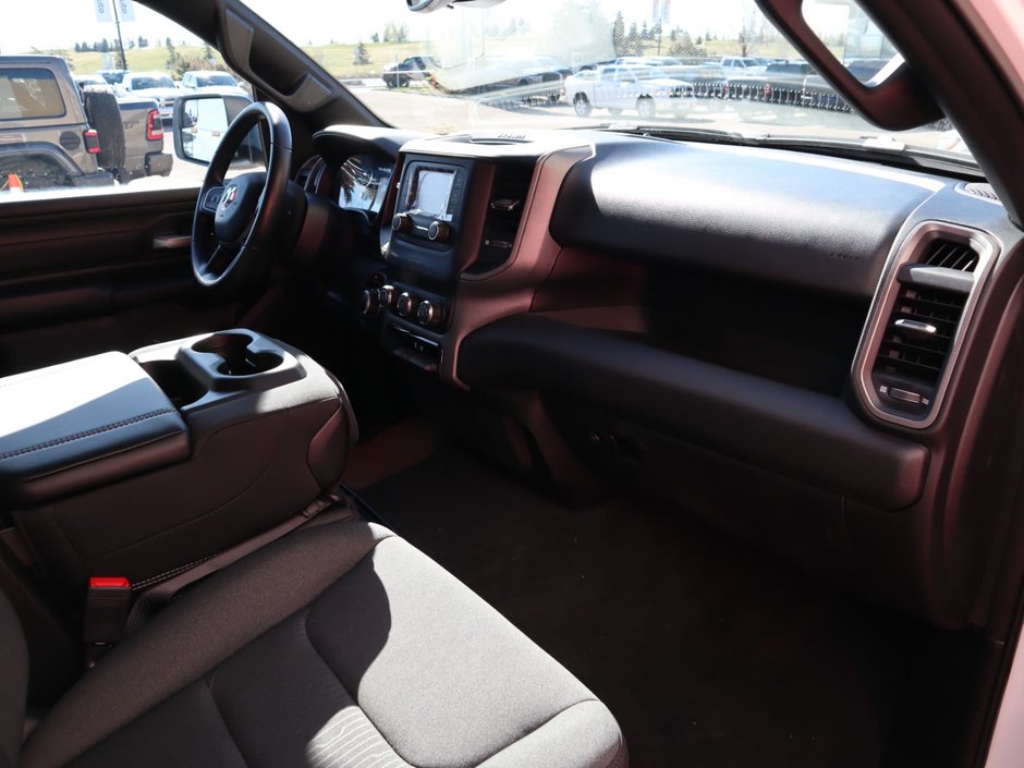 2023 Ram 1500 TRADESMAN IN BRIGHT WHITE EQUIPPED WITH A 5.7LHEMI V8 W/ETORQUE , 4X4 , 8SPD AUTO , CLASS IV HITCH RECEIVER , ANTI SPIN DIFF , 3-18