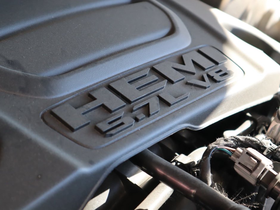 2023 Ram 1500 TRADESMAN IN BRIGHT WHITE EQUIPPED WITH A 5.7LHEMI V8 W/ETORQUE , 4X4 , 8SPD AUTO , CLASS IV HITCH RECEIVER , ANTI SPIN DIFF , 3-26