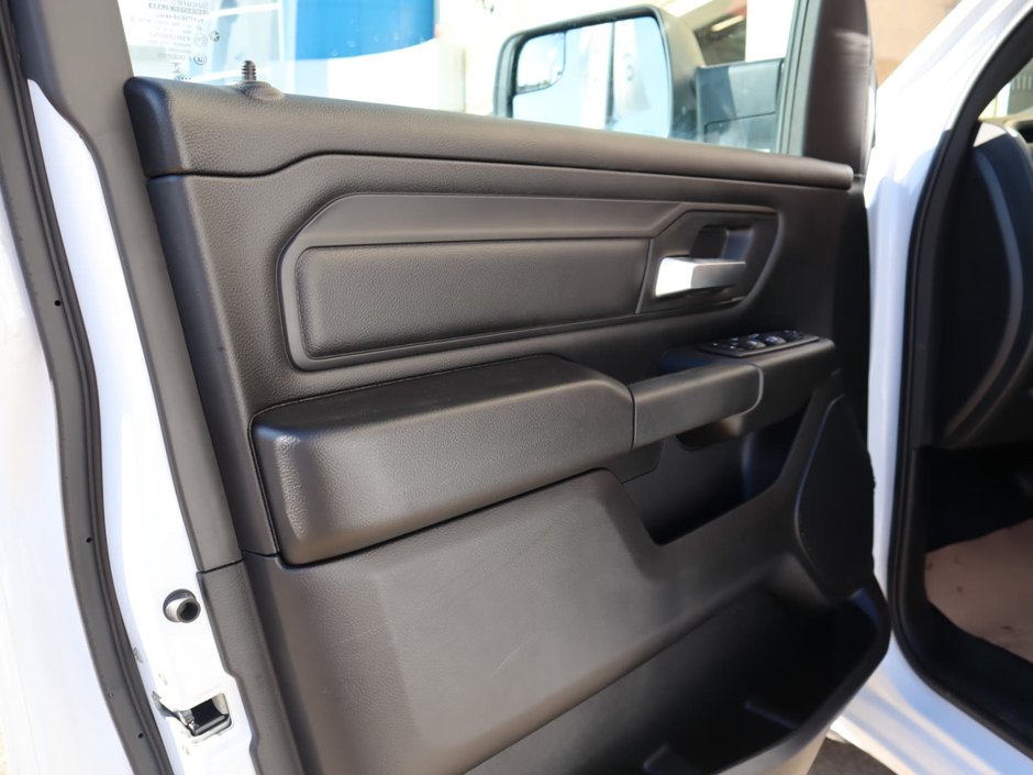 2023 Ram 1500 TRADESMAN IN BRIGHT WHITE EQUIPPED WITH A 5.7LHEMI V8 W/ETORQUE , 4X4 , 8SPD AUTO , CLASS IV HITCH RECEIVER , ANTI SPIN DIFF , 3-15