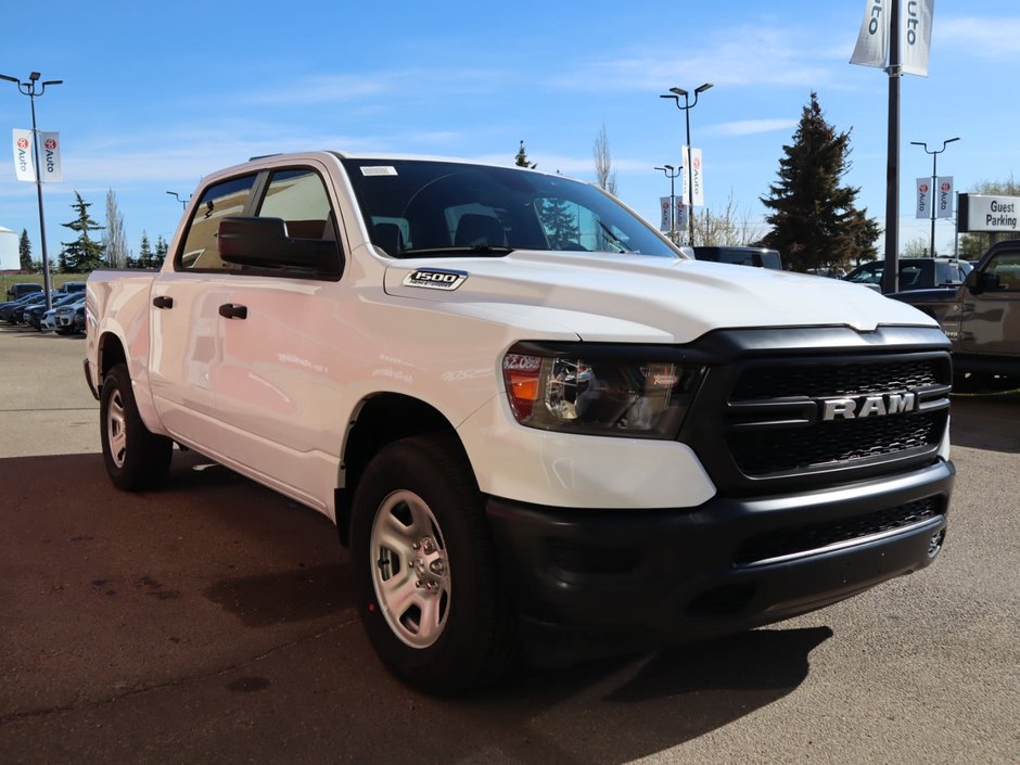 2023 Ram 1500 TRADESMAN IN BRIGHT WHITE EQUIPPED WITH A 5.7LHEMI V8 W/ETORQUE , 4X4 , 8SPD AUTO , CLASS IV HITCH RECEIVER , ANTI SPIN DIFF , 3-9