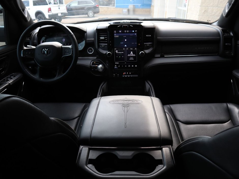 2023 Ram 1500 LIMITED IN IVORY TRI COAT PEARL EQUIPPED WITH A 5.7L HEMI V8 , 8SPD AUTO , 4X4 , 22INCH POLISHED ALUMINIUM RIMS , PANORAMIC SUNR-24