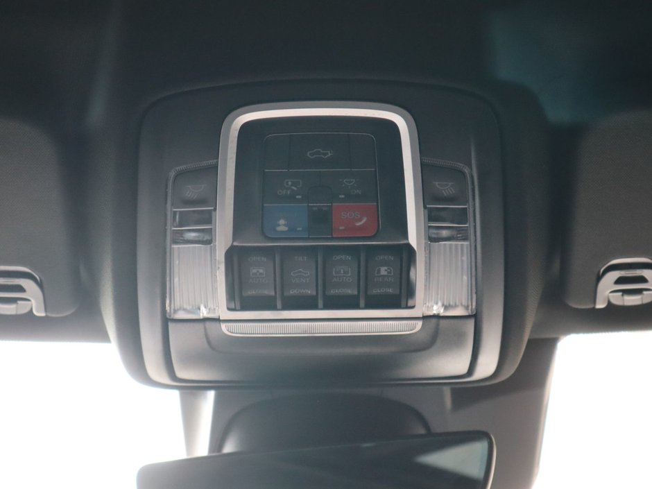 2023 Ram 1500 LIMITED IN IVORY TRI COAT PEARL EQUIPPED WITH A 5.7L HEMI V8 , 8SPD AUTO , 4X4 , 22INCH POLISHED ALUMINIUM RIMS , PANORAMIC SUNR-26