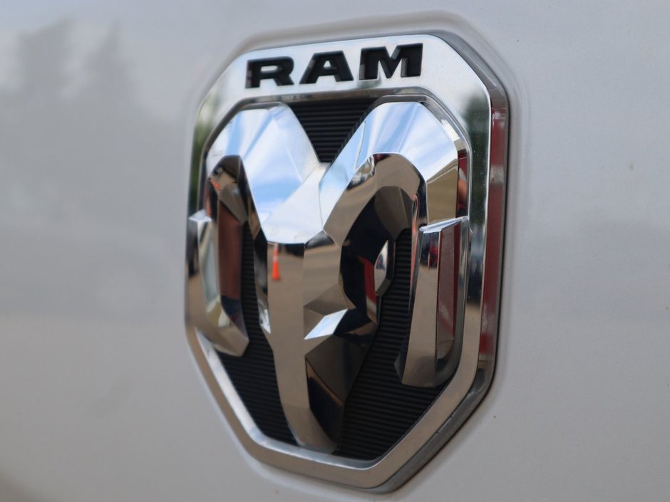 2023 Ram 1500 LIMITED IN IVORY TRI COAT PEARL EQUIPPED WITH A 5.7L HEMI V8 , 8SPD AUTO , 4X4 , 22INCH POLISHED ALUMINIUM RIMS , PANORAMIC SUNR-13