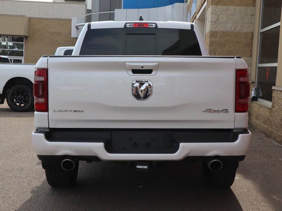 2023 Ram 1500 LIMITED IN IVORY TRI COAT PEARL EQUIPPED WITH A 5.7L HEMI V8 , 8SPD AUTO , 4X4 , 22INCH POLISHED ALUMINIUM RIMS , PANORAMIC SUNR-8