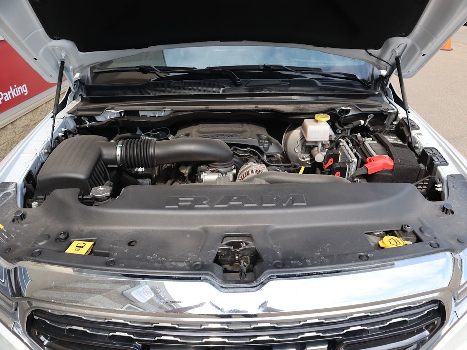 2023 Ram 1500 LIMITED IN IVORY TRI COAT PEARL EQUIPPED WITH A 5.7L HEMI V8 , 8SPD AUTO , 4X4 , 22INCH POLISHED ALUMINIUM RIMS , PANORAMIC SUNR-31