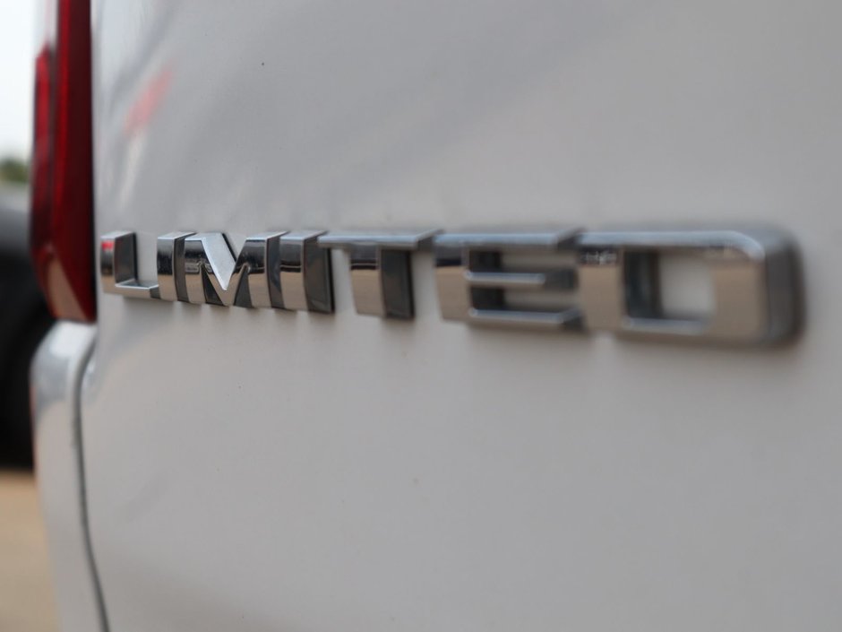 2023 Ram 1500 LIMITED IN IVORY TRI COAT PEARL EQUIPPED WITH A 5.7L HEMI V8 , 8SPD AUTO , 4X4 , 22INCH POLISHED ALUMINIUM RIMS , PANORAMIC SUNR-14