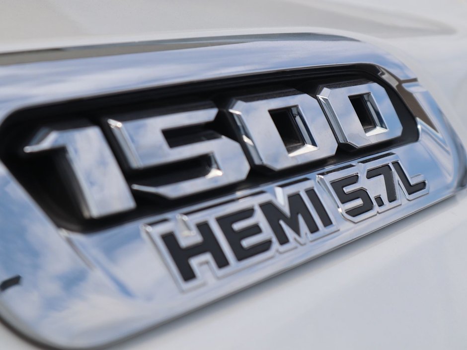 2023 Ram 1500 LIMITED IN IVORY TRI COAT PEARL EQUIPPED WITH A 5.7L HEMI V8 , 8SPD AUTO , 4X4 , 22INCH POLISHED ALUMINIUM RIMS , PANORAMIC SUNR-11