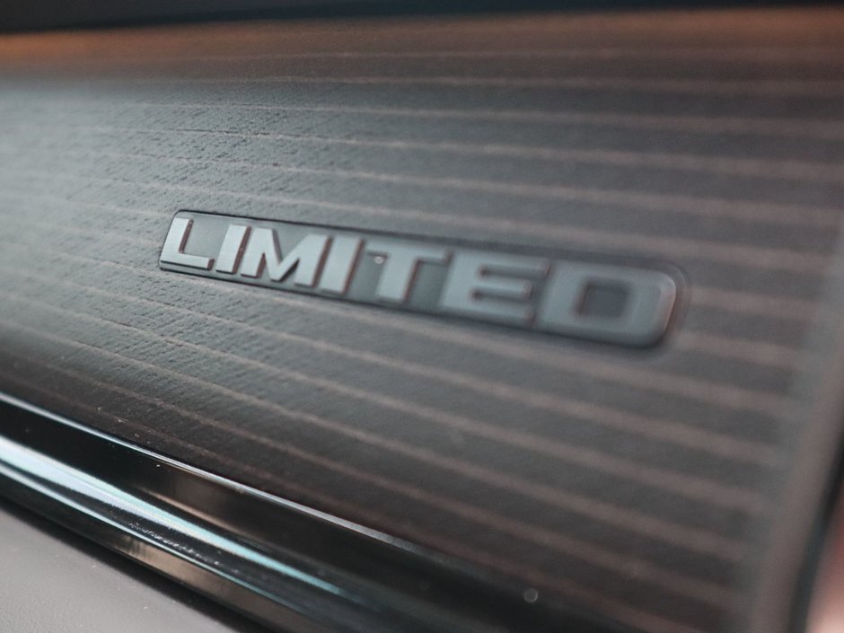 2023 Ram 1500 LIMITED IN IVORY TRI COAT PEARL EQUIPPED WITH A 5.7L HEMI V8 , 8SPD AUTO , 4X4 , 22INCH POLISHED ALUMINIUM RIMS , PANORAMIC SUNR-23