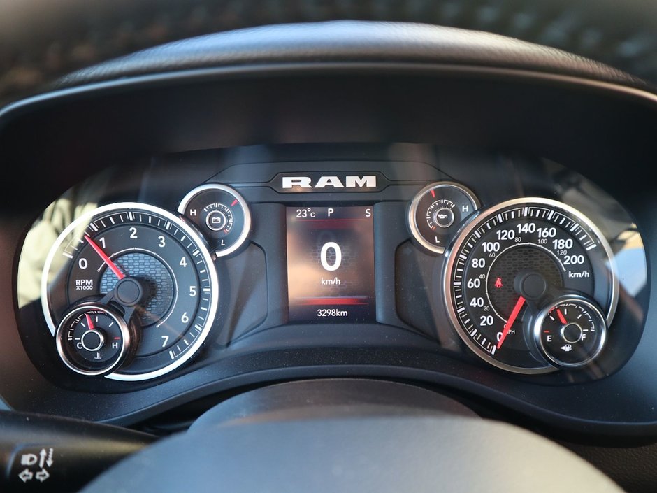 2023 Ram 1500 BIG HORN IN BRIGHT WHITE EQUIPPED WITH A 5.7L HEMI V8 W/ETORQUE , 4X4 , 8SPD AUTO , BIG HORN LVL 1 , BACKUP CAM , PUSH START , B-26