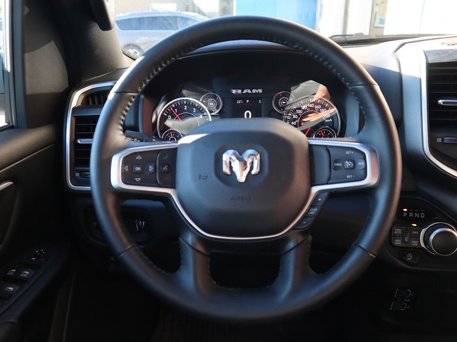 2023 Ram 1500 BIG HORN IN BRIGHT WHITE EQUIPPED WITH A 5.7L HEMI V8 W/ETORQUE , 4X4 , 8SPD AUTO , BIG HORN LVL 1 , BACKUP CAM , PUSH START , B-25