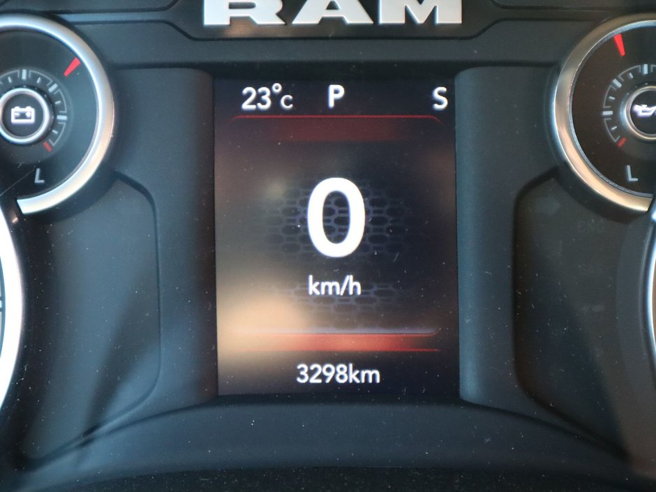 2023 Ram 1500 BIG HORN IN BRIGHT WHITE EQUIPPED WITH A 5.7L HEMI V8 W/ETORQUE , 4X4 , 8SPD AUTO , BIG HORN LVL 1 , BACKUP CAM , PUSH START , B-27