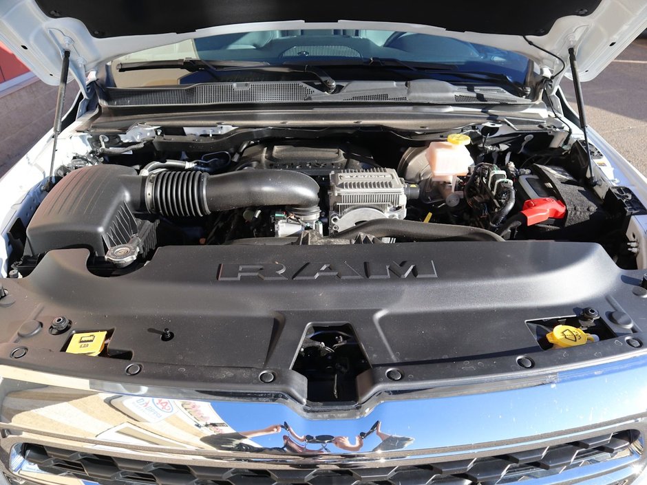 2023 Ram 1500 BIG HORN IN BRIGHT WHITE EQUIPPED WITH A 5.7L HEMI V8 W/ETORQUE , 4X4 , 8SPD AUTO , BIG HORN LVL 1 , BACKUP CAM , PUSH START , B-28