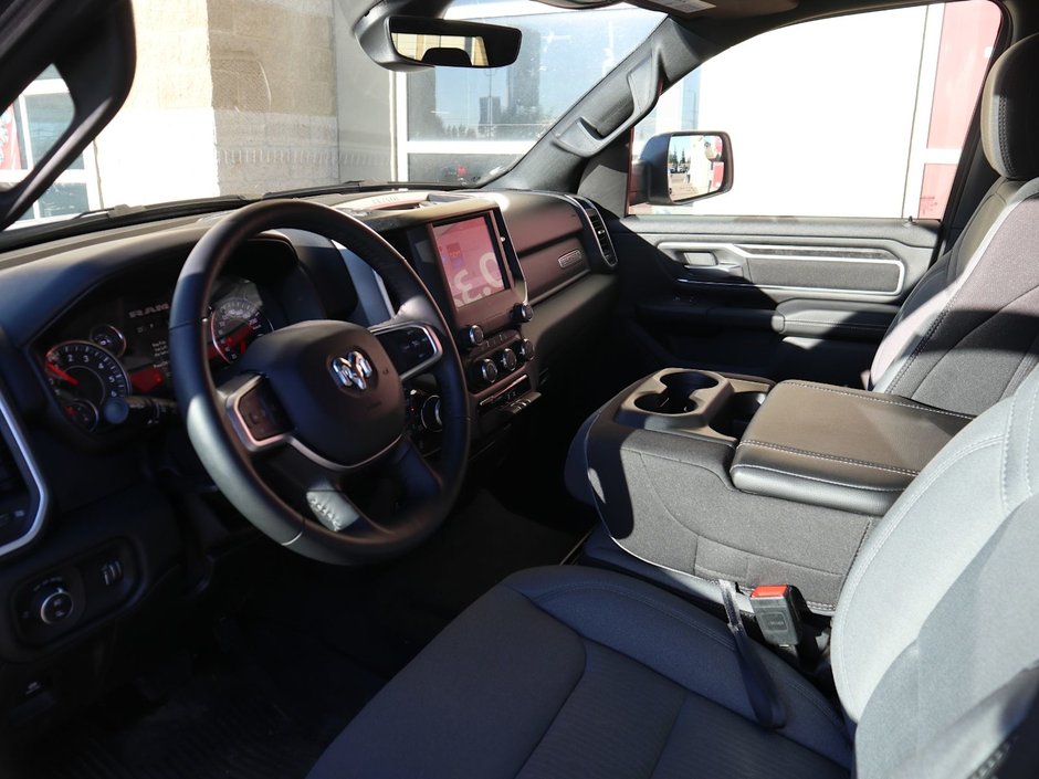 2023 Ram 1500 BIG HORN IN BRIGHT WHITE EQUIPPED WITH A 5.7L HEMI V8 W/ETORQUE , 4X4 , 8SPD AUTO , BIG HORN LVL 1 , BACKUP CAM , PUSH START , B-16