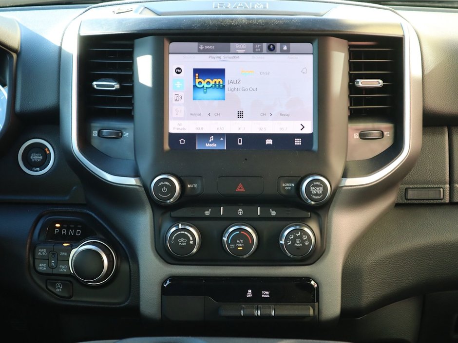 2023 Ram 1500 BIG HORN IN BRIGHT WHITE EQUIPPED WITH A 5.7L HEMI V8 W/ETORQUE , 4X4 , 8SPD AUTO , BIG HORN LVL 1 , BACKUP CAM , PUSH START , B-24