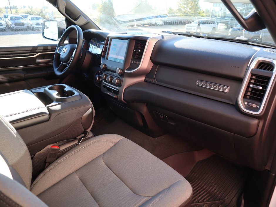 2023 Ram 1500 BIG HORN IN BRIGHT WHITE EQUIPPED WITH A 5.7L HEMI V8 W/ETORQUE , 4X4 , 8SPD AUTO , BIG HORN LVL 1 , BACKUP CAM , PUSH START , B-21