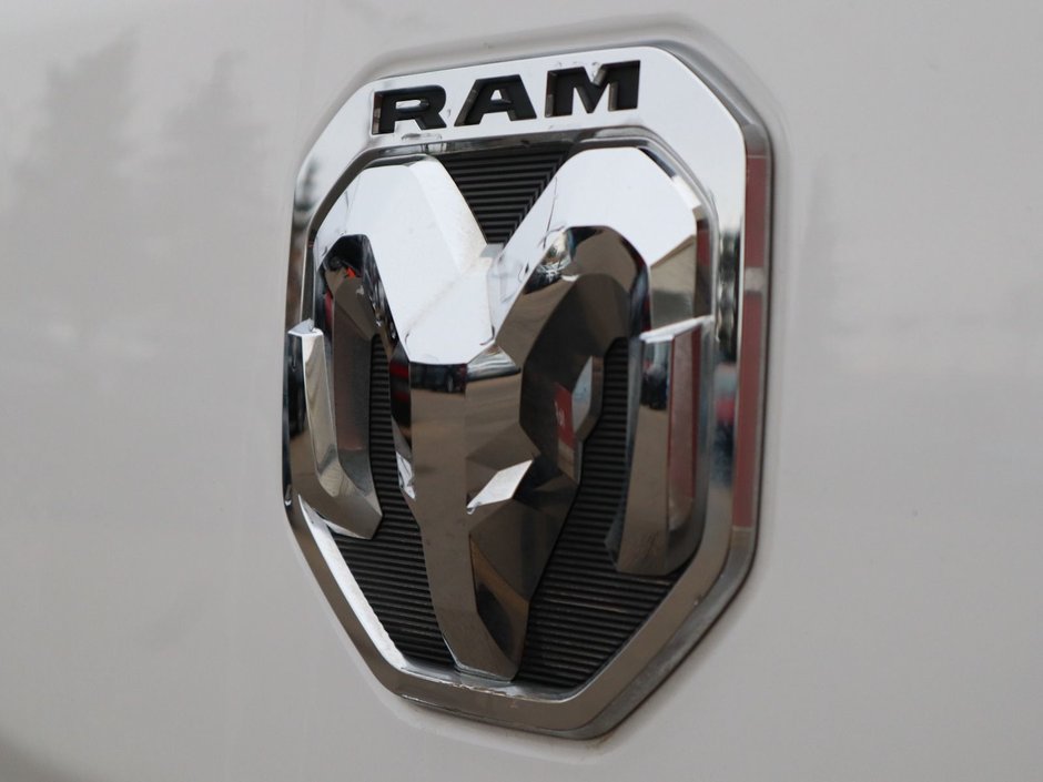 2023 Ram 1500 BIG HORN IN BRIGHT WHITE EQUIPPED WITH A 5.7L HEMI V8 W/ETORQUE , 4X4 , 8SPD AUTO , BIG HORN LVL 1 , BACKUP CAM , PUSH START , B-13