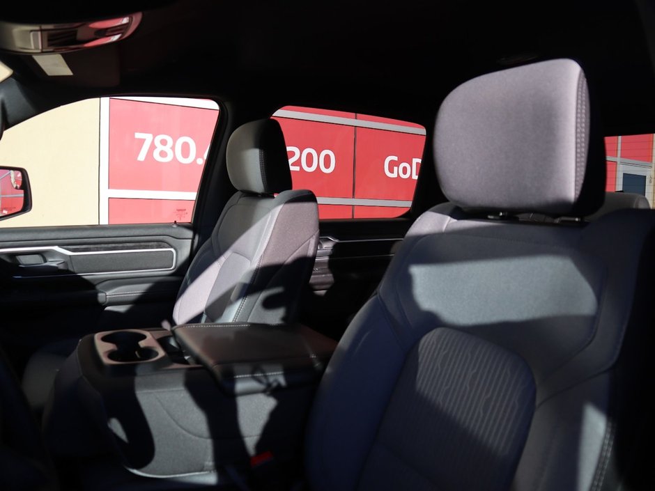 2023 Ram 1500 BIG HORN IN BRIGHT WHITE EQUIPPED WITH A 5.7L HEMI V8 W/ETORQUE , 4X4 , 8SPD AUTO , BIG HORN LVL 1 , BACKUP CAM , PUSH START , B-19