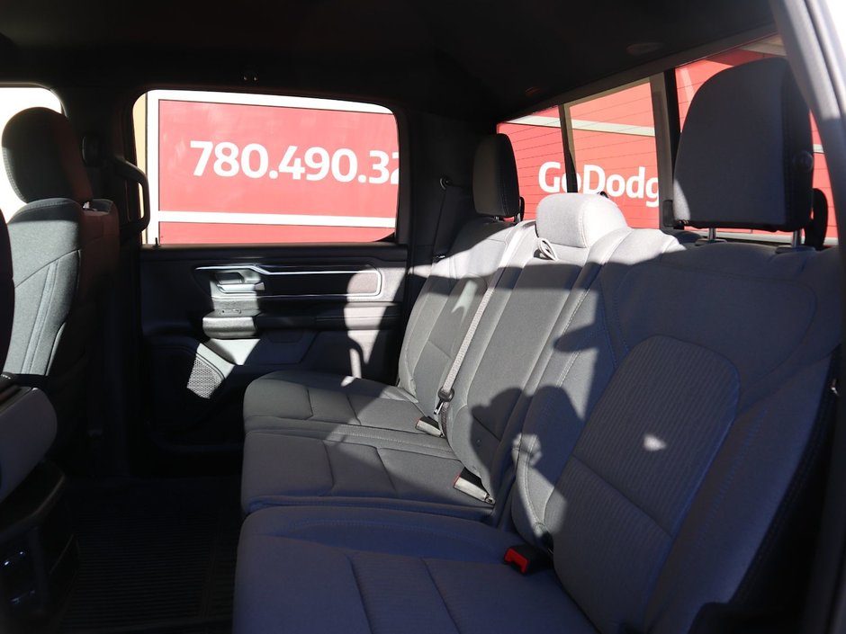 2023 Ram 1500 BIG HORN IN BRIGHT WHITE EQUIPPED WITH A 5.7L HEMI V8 W/ETORQUE , 4X4 , 8SPD AUTO , BIG HORN LVL 1 , BACKUP CAM , PUSH START , B-20