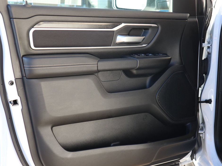 2023 Ram 1500 BIG HORN IN BRIGHT WHITE EQUIPPED WITH A 5.7L HEMI V8 W/ETORQUE , 4X4 , 8SPD AUTO , BIG HORN LVL 1 , BACKUP CAM , PUSH START , B-17