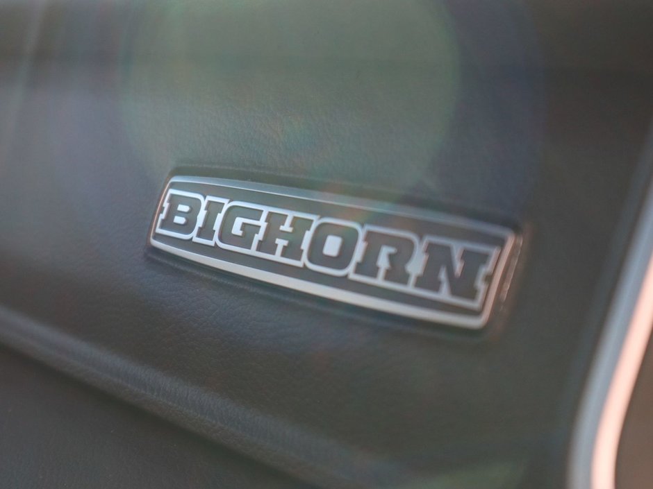 2023 Ram 1500 BIG HORN IN BRIGHT WHITE EQUIPPED WITH A 5.7L HEMI V8 W/ETORQUE , 4X4 , 8SPD AUTO , BIG HORN LVL 1 , BACKUP CAM , PUSH START , B-22