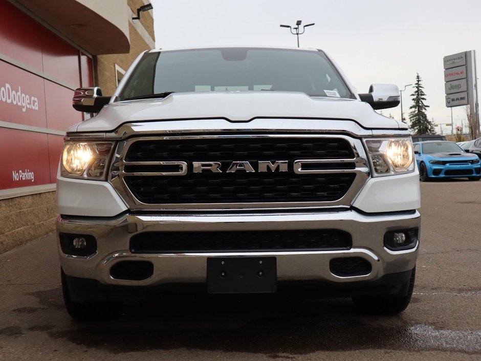 2023 Ram 1500 BIG HORN IN BRIGHT WHITE EQUIPPED WITH A 5.7L HEMI V8 W/ETORQUE , 4X4 , 8SPD AUTO , BIG HORN LVL 1 , BACKUP CAM , PUSH START , B-1