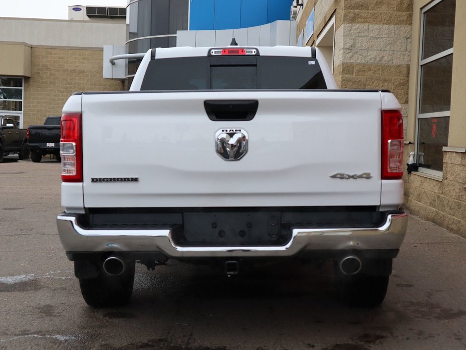 2023 Ram 1500 BIG HORN IN BRIGHT WHITE EQUIPPED WITH A 5.7L HEMI V8 W/ETORQUE , 4X4 , 8SPD AUTO , BIG HORN LVL 1 , BACKUP CAM , PUSH START , B-8