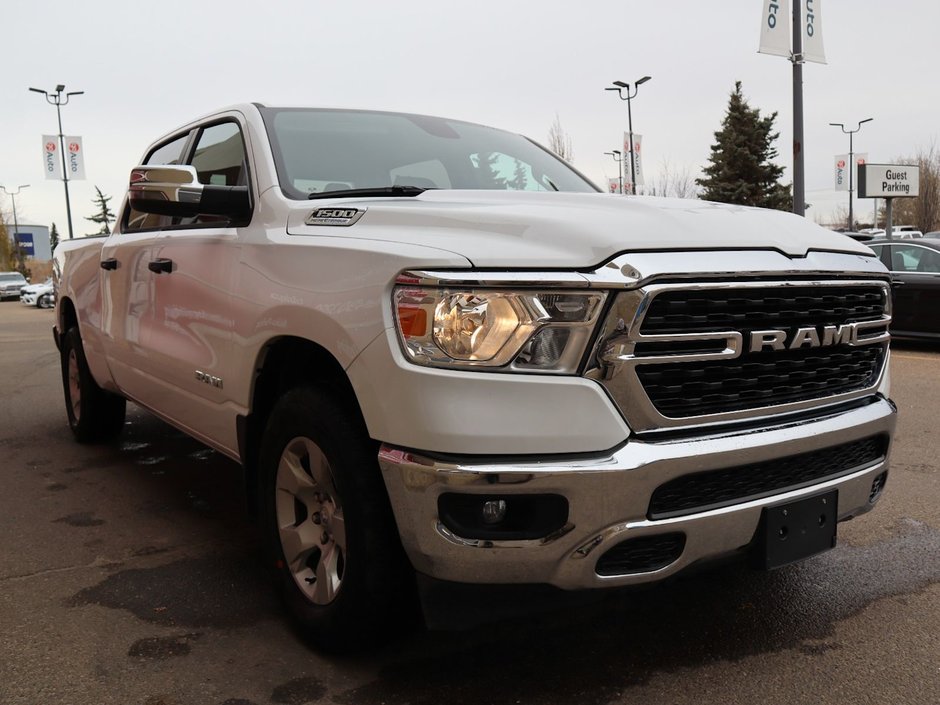 2023 Ram 1500 BIG HORN IN BRIGHT WHITE EQUIPPED WITH A 5.7L HEMI V8 W/ETORQUE , 4X4 , 8SPD AUTO , BIG HORN LVL 1 , BACKUP CAM , PUSH START , B-10