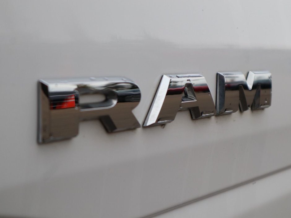 2023 Ram 1500 BIG HORN IN BRIGHT WHITE EQUIPPED WITH A 5.7L HEMI V8 W/ETORQUE , 4X4 , 8SPD AUTO , BIG HORN LVL 1 , BACKUP CAM , PUSH START , B-12