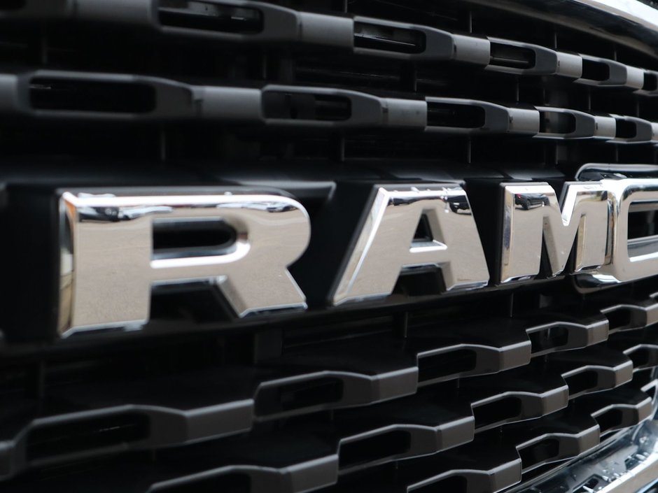 2023 Ram 1500 BIG HORN IN BRIGHT WHITE EQUIPPED WITH A 5.7L HEMI V8 W/ETORQUE , 4X4 , 8SPD AUTO , BIG HORN LVL 1 , BACKUP CAM , PUSH START , B-2