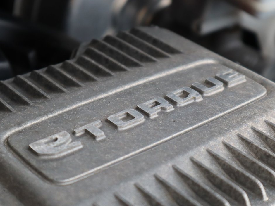 2023 Ram 1500 LARAMIE NIGHT EDITION IN BRIGHT WHITE EQUIPPED WITH A 5.7L HEMI V8 W/ETORQUE , 4X4 , 8SPD AUTO , 125L TANK , PWR RUNNING BOARDS-32