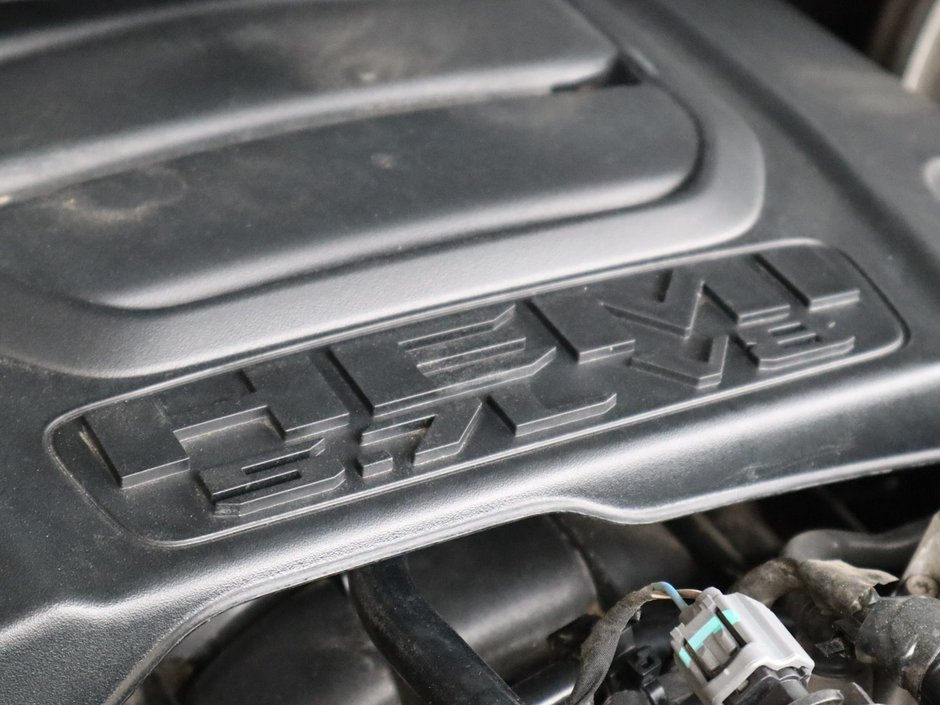 2023 Ram 1500 LARAMIE NIGHT EDITION IN BRIGHT WHITE EQUIPPED WITH A 5.7L HEMI V8 W/ETORQUE , 4X4 , 8SPD AUTO , 125L TANK , PWR RUNNING BOARDS-33