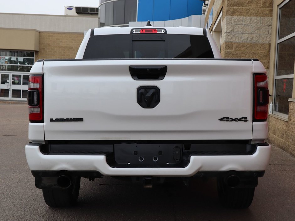 2023 Ram 1500 LARAMIE NIGHT EDITION IN BRIGHT WHITE EQUIPPED WITH A 5.7L HEMI V8 W/ETORQUE , 4X4 , 8SPD AUTO , 125L TANK , PWR RUNNING BOARDS-8