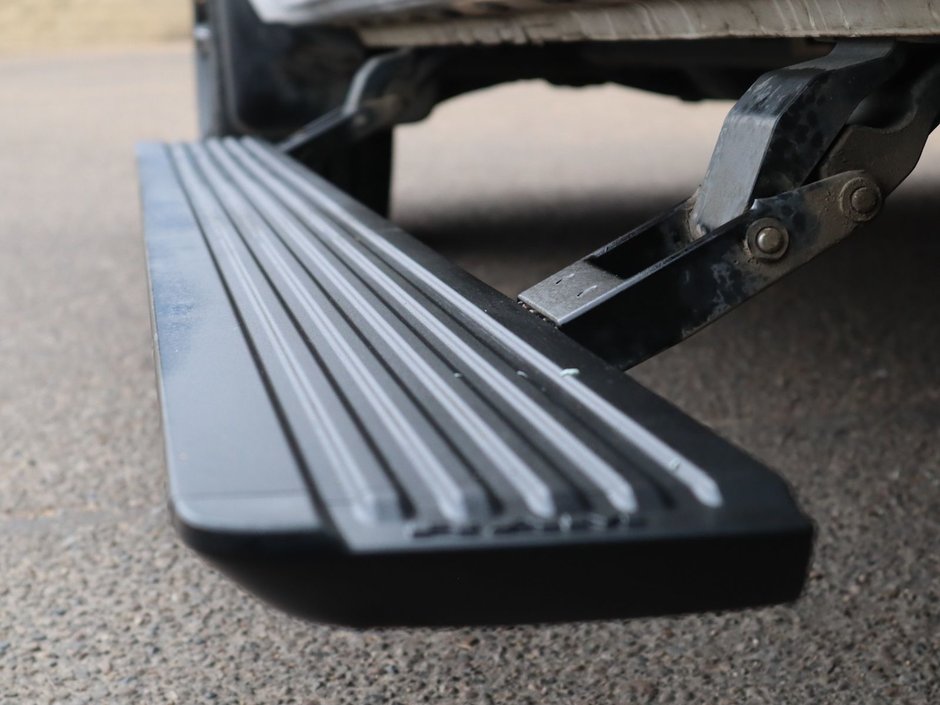 2023 Ram 1500 LARAMIE NIGHT EDITION IN BRIGHT WHITE EQUIPPED WITH A 5.7L HEMI V8 W/ETORQUE , 4X4 , 8SPD AUTO , 125L TANK , PWR RUNNING BOARDS-16