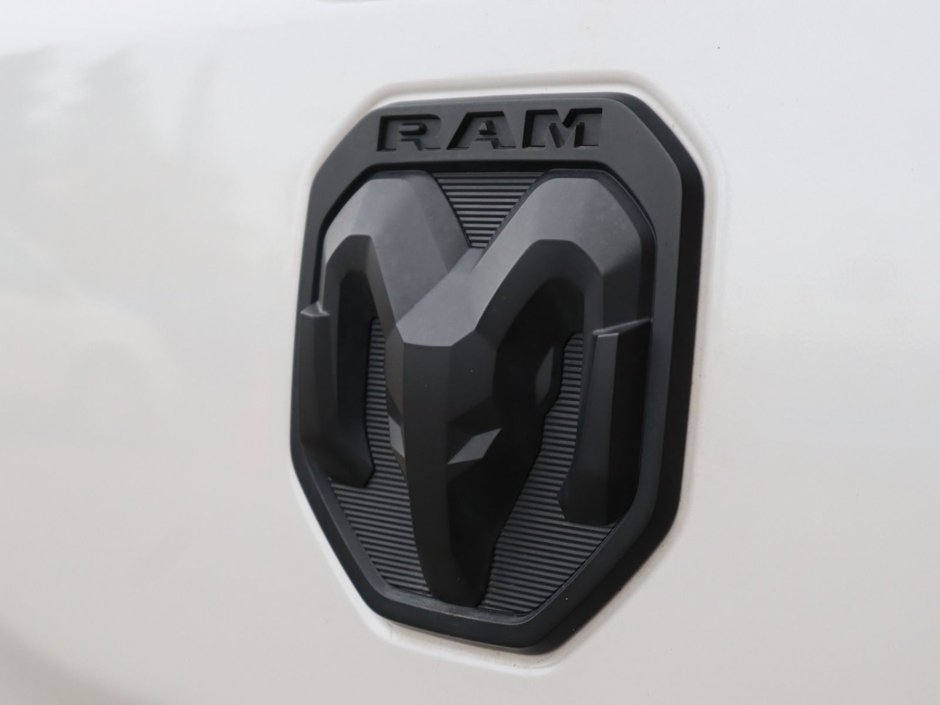 2023 Ram 1500 LARAMIE NIGHT EDITION IN BRIGHT WHITE EQUIPPED WITH A 5.7L HEMI V8 W/ETORQUE , 4X4 , 8SPD AUTO , 125L TANK , PWR RUNNING BOARDS-13
