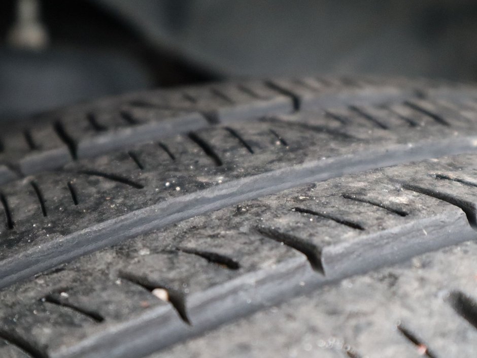 2023 Ram 1500 LARAMIE NIGHT EDITION IN BRIGHT WHITE EQUIPPED WITH A 5.7L HEMI V8 W/ETORQUE , 4X4 , 8SPD AUTO , 125L TANK , PWR RUNNING BOARDS-5