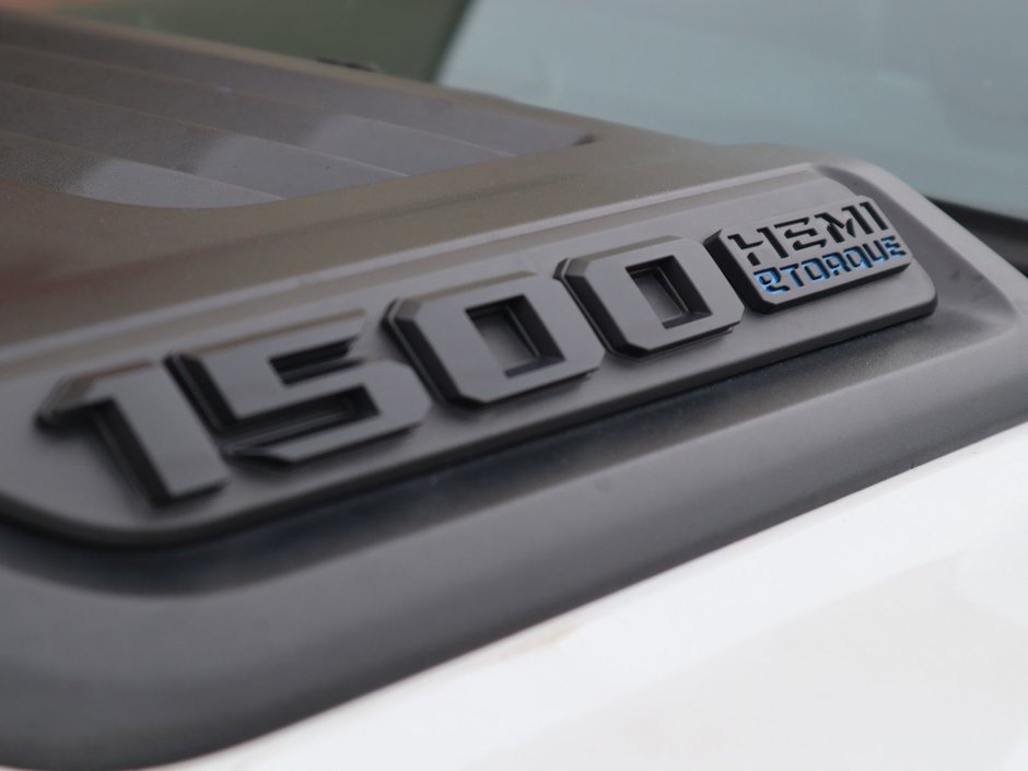 2023 Ram 1500 LARAMIE NIGHT EDITION IN BRIGHT WHITE EQUIPPED WITH A 5.7L HEMI V8 W/ETORQUE , 4X4 , 8SPD AUTO , 125L TANK , PWR RUNNING BOARDS-11