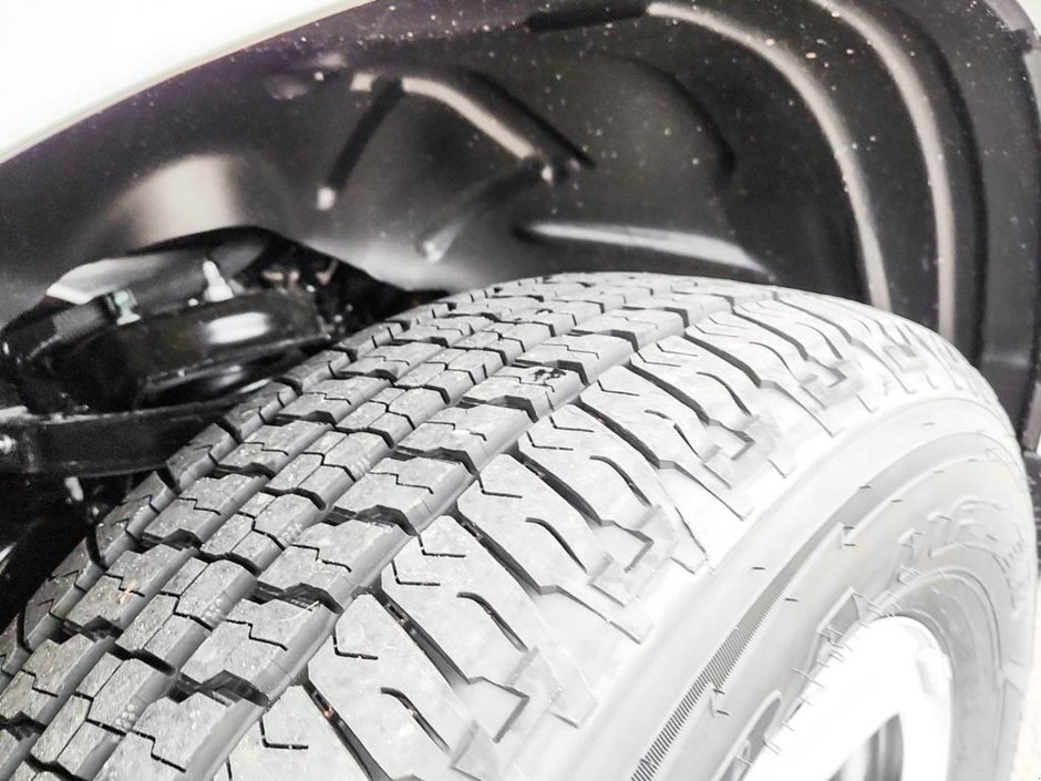 2023 Ram 1500 TRADESMAN IN BRIGHT WHITE EQUIPPED WITH A 5.7L HEMI V8 W/ETORQUE , 4X4 , 8SPD AUTO , TRADESMAN LVL 1 , BACKUP CAM , AC , CRUISE-10