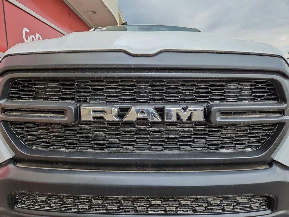 2023 Ram 1500 TRADESMAN IN BRIGHT WHITE EQUIPPED WITH A 5.7L HEMI V8 W/ETORQUE , 4X4 , 8SPD AUTO , TRADESMAN LVL 1 , HITCH RECEIVER , BACKUP C-6