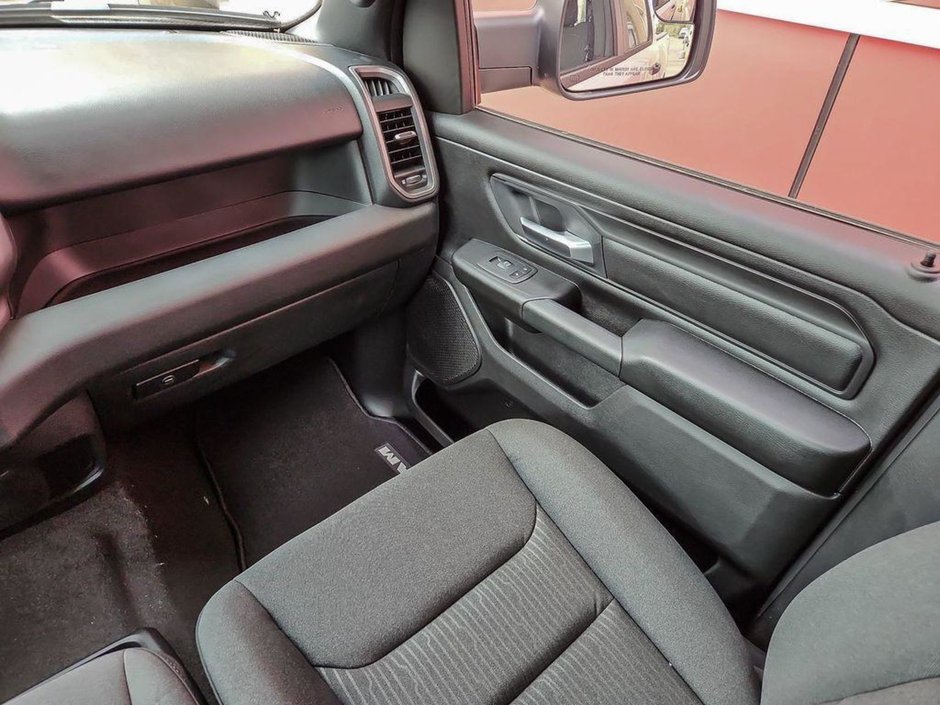 2023 Ram 1500 TRADESMAN IN BRIGHT WHITE EQUIPPED WITH A 5.7L HEMI V8 W/ETORQUE , 4X4 , 8SPD AUTO , TRADESMAN LVL 1 , HITCH RECEIVER , BACKUP C-20