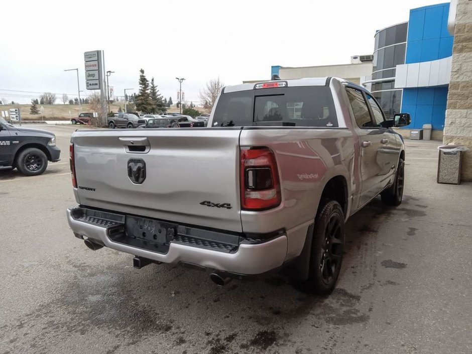 2024 Ram 1500 SPORT NIGHT EDITION IN BILLET SILVER EQUIPPED WITH A 5.7L HEMI V8 W/ETORQUE , 4X4 , 8SPD AUTO , BSM/RCPD , 125L TANK , SPORT HOO-25