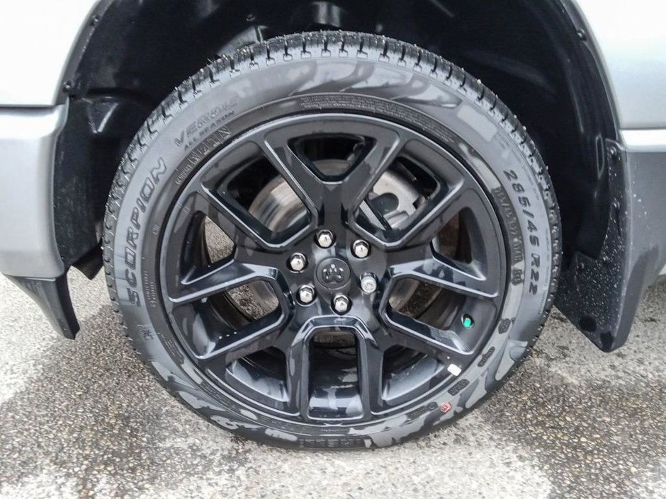 2024 Ram 1500 SPORT NIGHT EDITION IN BILLET SILVER EQUIPPED WITH A 5.7L HEMI V8 W/ETORQUE , 4X4 , 8SPD AUTO , BSM/RCPD , 125L TANK , SPORT HOO-5