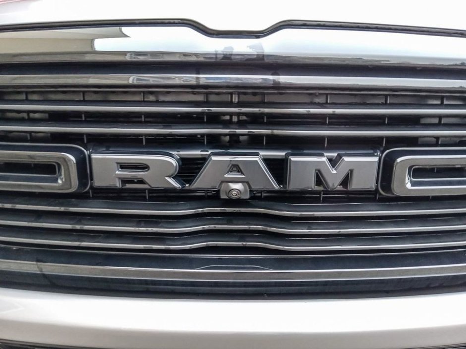 2024 Ram 1500 SPORT NIGHT EDITION IN BILLET SILVER EQUIPPED WITH A 5.7L HEMI V8 W/ETORQUE , 4X4 , 8SPD AUTO , BSM/RCPD , 125L TANK , SPORT HOO-8