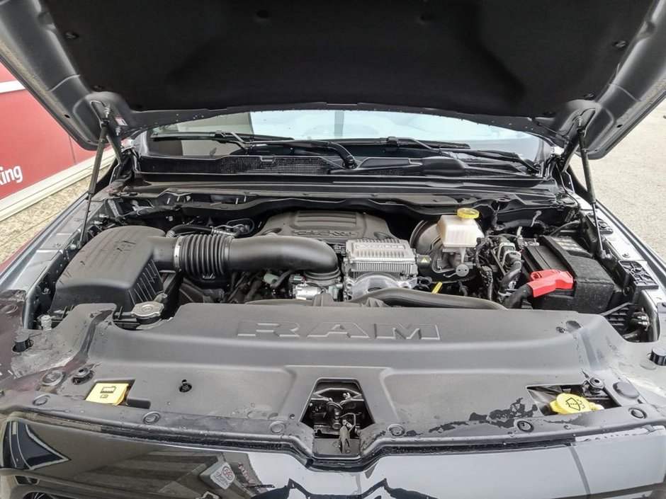 2024 Ram 1500 SPORT NIGHT EDITION IN BILLET SILVER EQUIPPED WITH A 5.7L HEMI V8 W/ETORQUE , 4X4 , 8SPD AUTO , BSM/RCPD , 125L TANK , SPORT HOO-9