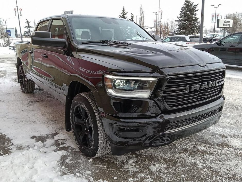2024 Ram 1500 SPORT IN DIAMOND BLACK EQUIPPED WITH A 5.7L HEMI V8 W/ETORQUE , 4X4 , 8SPD AUTO , 125L TANK , SPORT HOOD , PANORAMIC SUNROOF , R-27